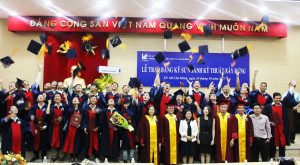 Sinh viên vui mừng dự lễ tốt nghiệp