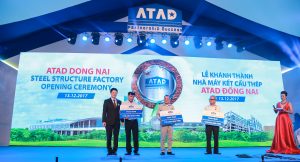 Đại diện ATAD trao tặng cho 2 quỹ từ thiện tại Đồng Nai