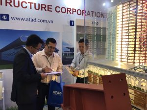 Nhân viên ATAD tư vấn cho khách hàng về dự án thép tiền chế