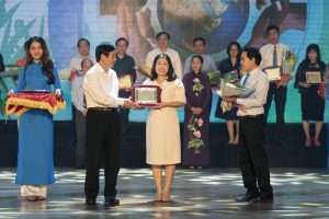 Đại diện ATAD nhận ký niệm chương cho đóng góp của Công ty cho Quỹ 2