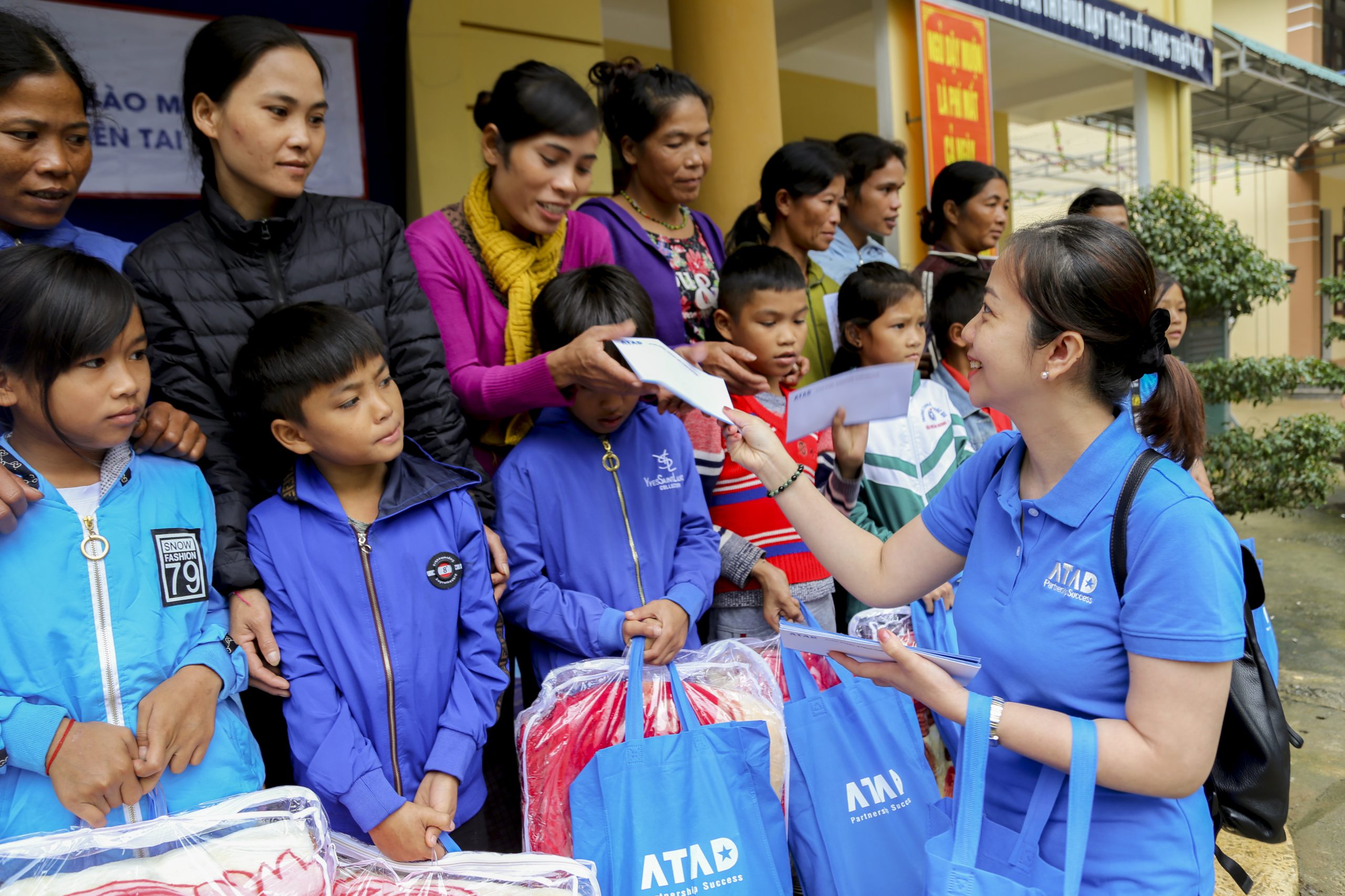 Tập thể ATAD hỗ trợ người dân vùng lũ Quảng Bình 