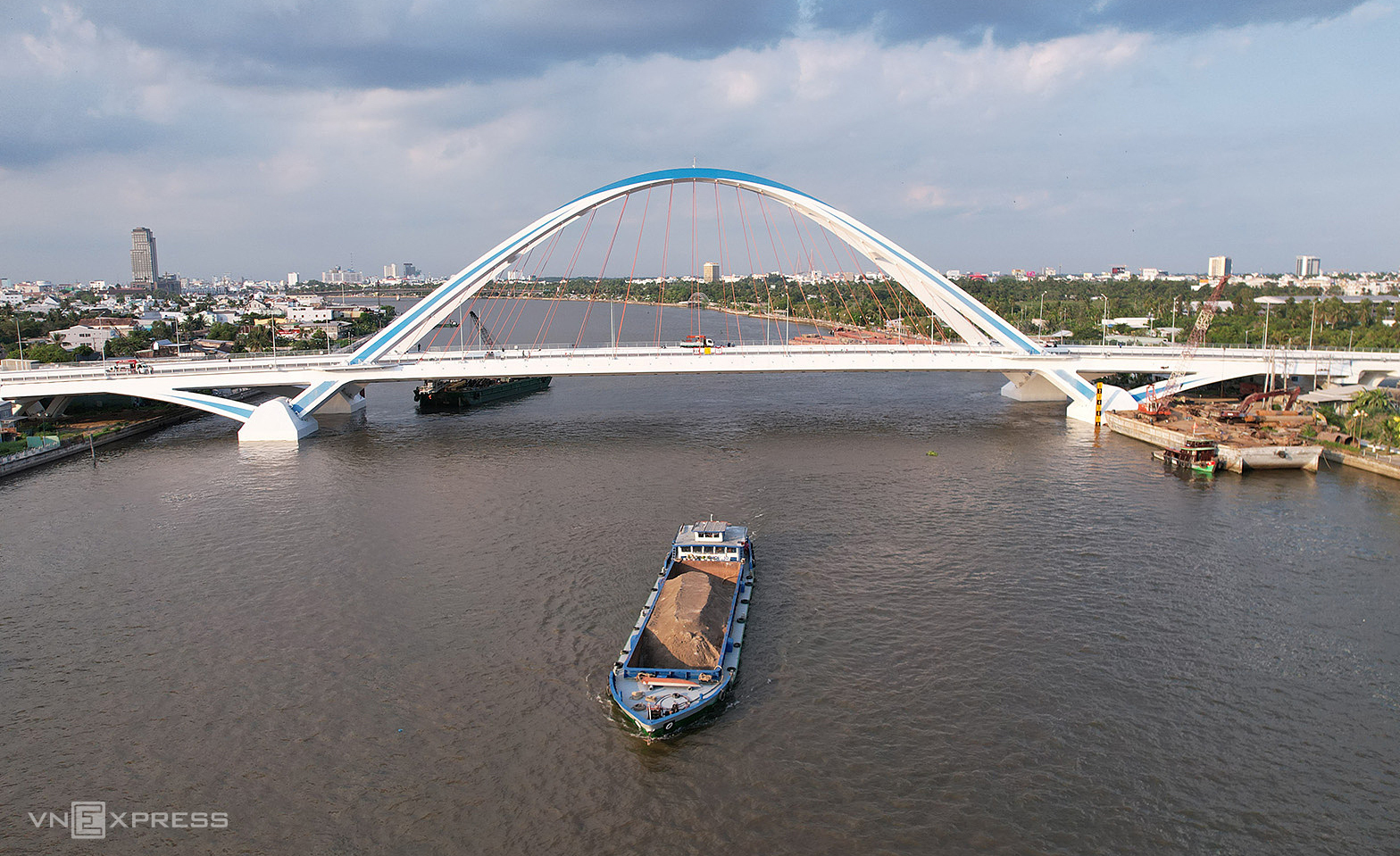Cầu vòm thép bcau-tran-hoang-na-can-thoắc qua sông Cần Thơ. Ảnh: Huy Phong