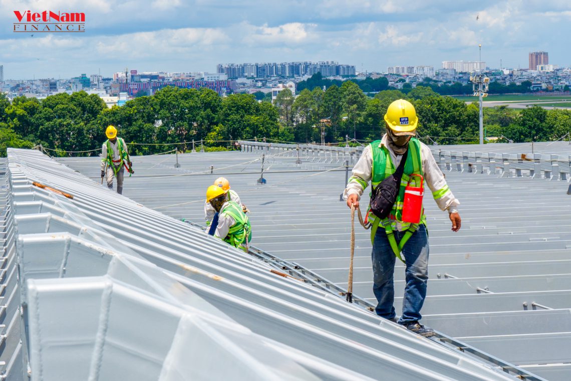 10-Công nhân đang kiểm tra, tinh chỉnh hạng mục kết cấu mái che Nhà ga T3