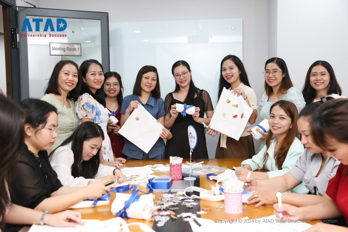 Workshop vẽ túi canvas của chị em ATAD diễn ra rất vui vẻ