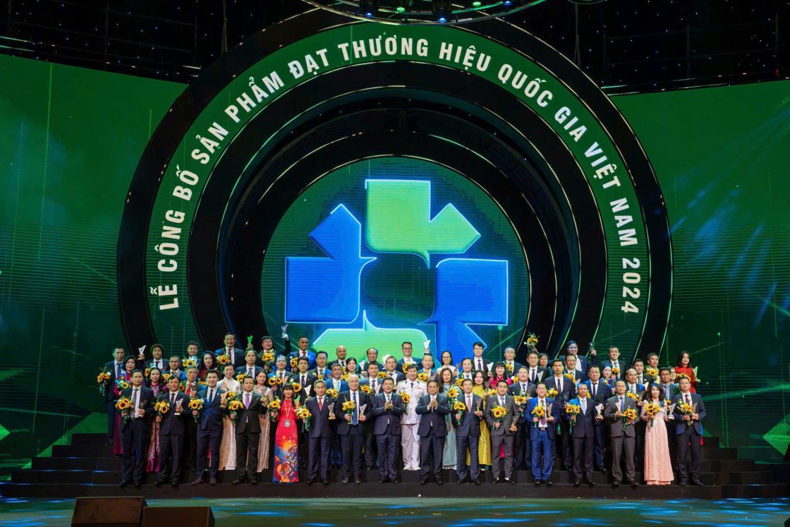 Prime Minister Pham Minh Chinh took souvenir photos with businesses honored as Vietnam Value Recognition