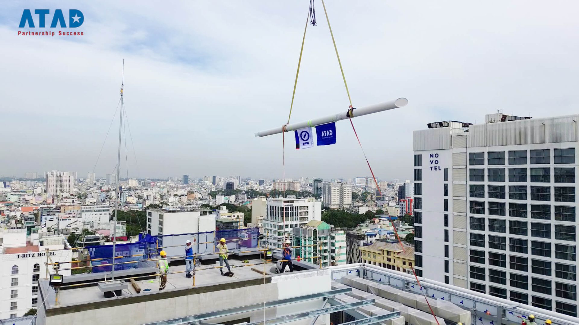 ATAD successfully installed the last steel beam on the Facade at Daikin Tower