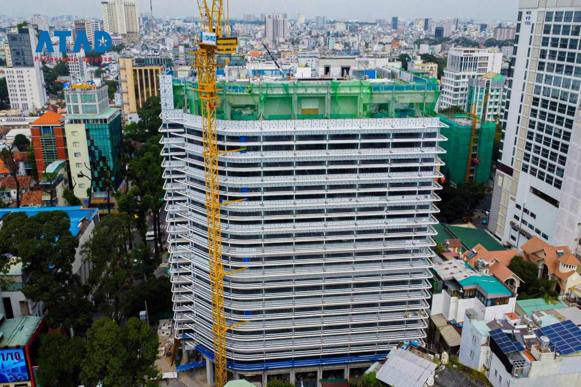 The outdoor louver system of Daikin Tower is 12 floors high with a volume of about 600 tons