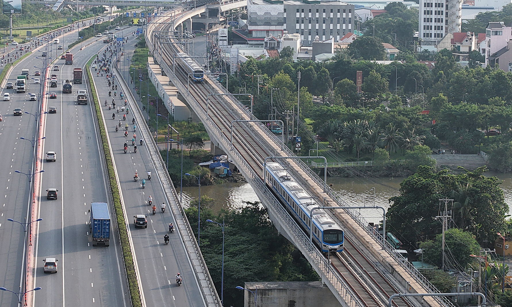 Tàu Metro số 1 trong lần chạy thử chuẩn bị vận hành thương mại. Ảnh Thanh Tùng