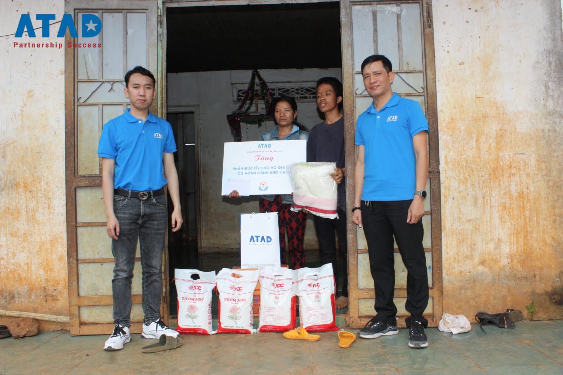 ATAD presented 15 Tet gift packages to underprivileged families in the area