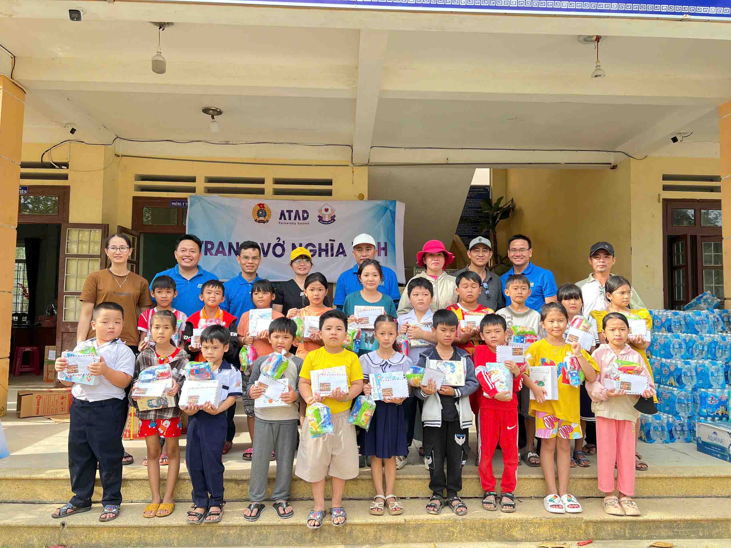 atad-phat-cac-suat-hoc-bong-cho-cac-em-hoc-sinh-truong-tieu-hoc-an-dinh