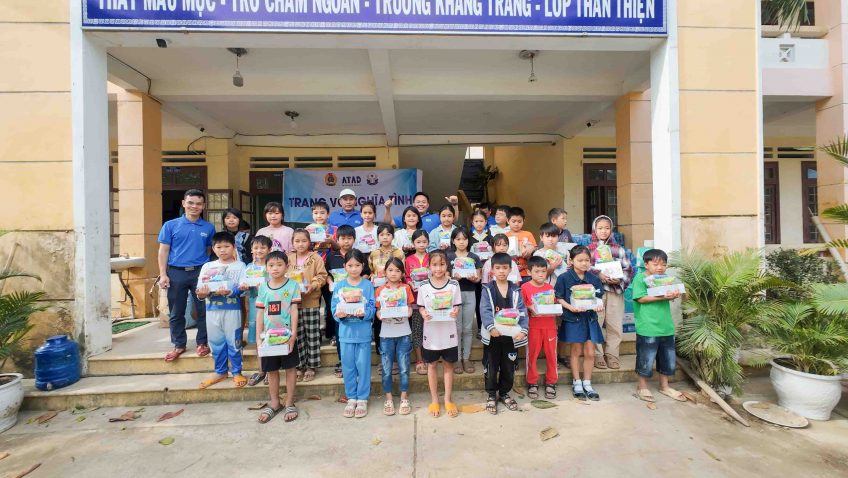 atad-phat-cac-suat-hoc-bong-dong-vien-cho-cac-em-hoc-sinh-truong-tieu-hoc-an-dinh
