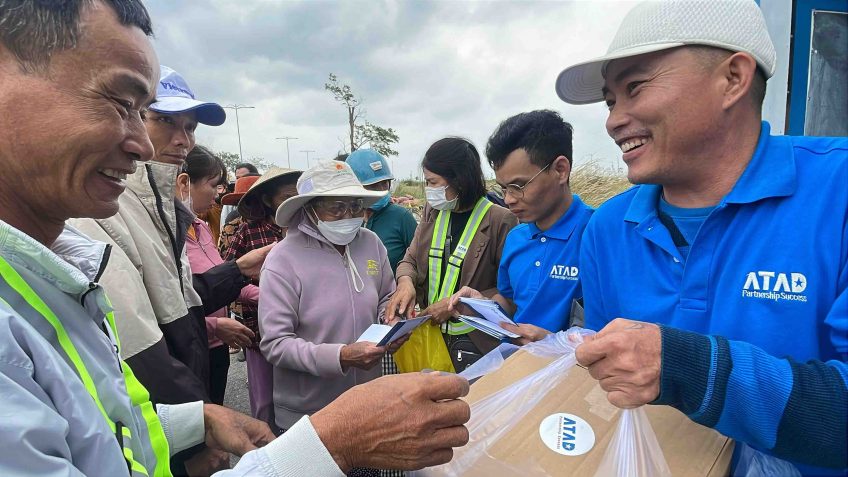 tien-mat-duoc-atad-trao-tan-tay-cac-ho-gia-dinh