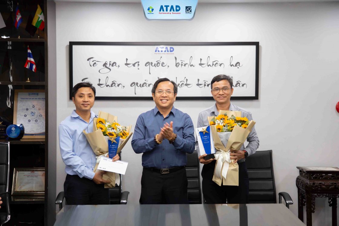 chu-tich-hdqt-tham-du-va-trao-hoa-cho-cac-giang-vien-tieu-bieu