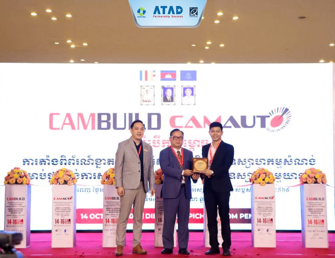 dai-dien-atad-nhan-ky-niem-chuong-nha-tai-tro-bac-tại-trien-lam-cambuild-2025