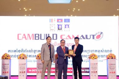 dai-dien-atad-nhan-ky-niem-chuong-nha-tai-tro-bac-tại-trien-lam-cambuild-2025