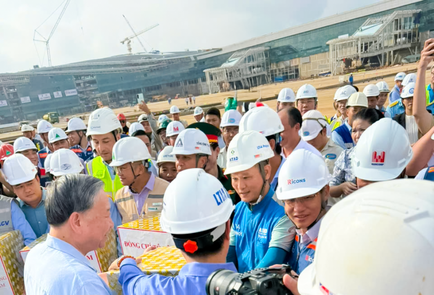 tong-bi-thu-to-lam-phat-qua-cho-nhan-vien-atad