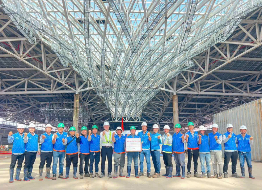 dai-dien-cong-ty-atad-nhan-qua-tu-tong-bi-thu-to-lam