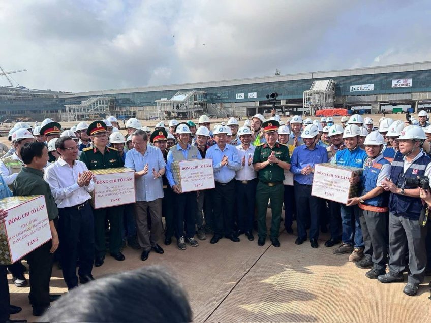 tong-bi-thu-to-lam-phat-qua-cho-nhan-vien-atad