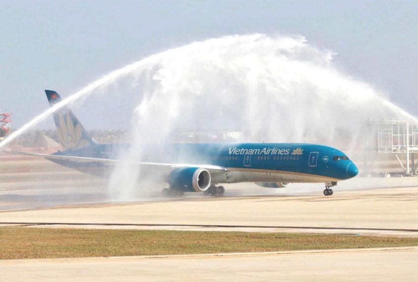 chuyen-bay-dau-tien-cua-vietnamairlines-ha-canh-xuong-san-bay-long-thanh