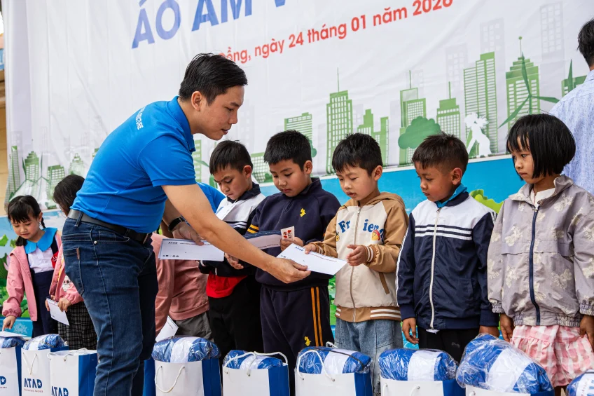 atad-trao-cac-phan-qua-cho-cac-em