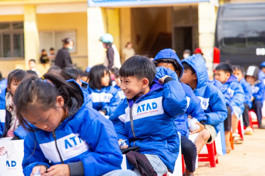 cac-em-no-nu-cuoi-khi-nhan-cac-phan-qua-cua-atad