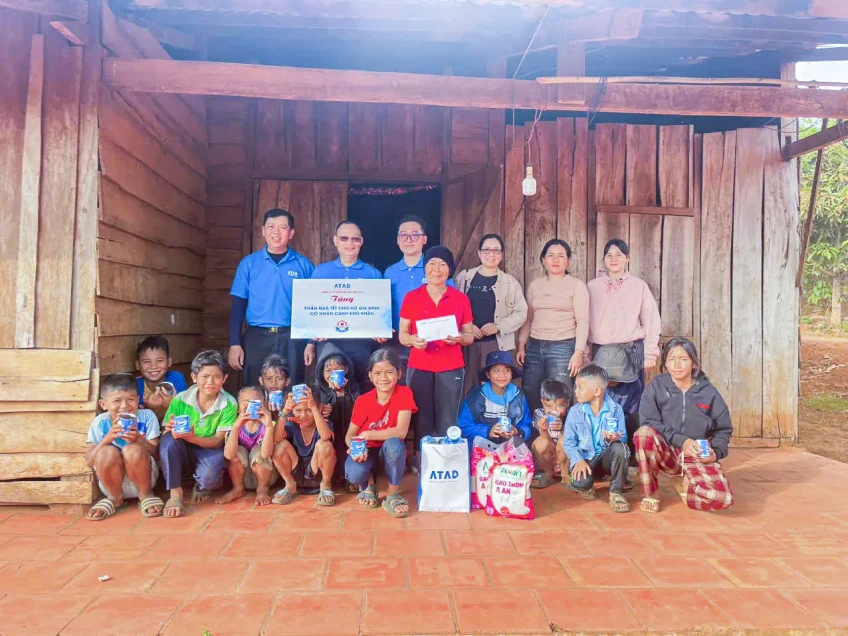 cac-em-nho-phan-khich-khi-nhan-qua-tet-tu-atad