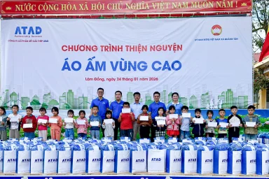 atad-trao-cac-phan-qua-den-cac-em-hoc-sinh