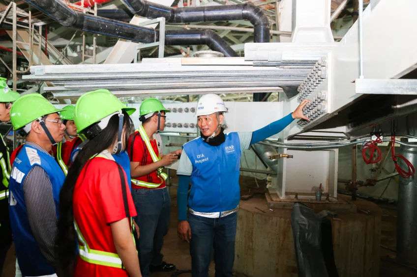 sinh-vien-tap-trung-theo-doi-cac-chi-tiet-cau-kien-trong-he-ket-cau-thep