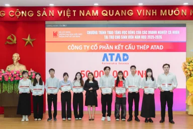 dai-dien-atad-trao-hoc-bong-cho-cac-em-hoc-sinh