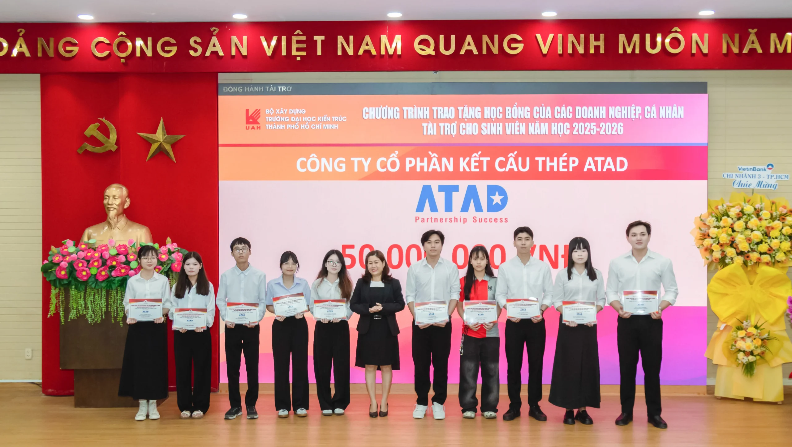 dai-dien-atad-trao-hoc-bong-cho-cac-em-hoc-sinh