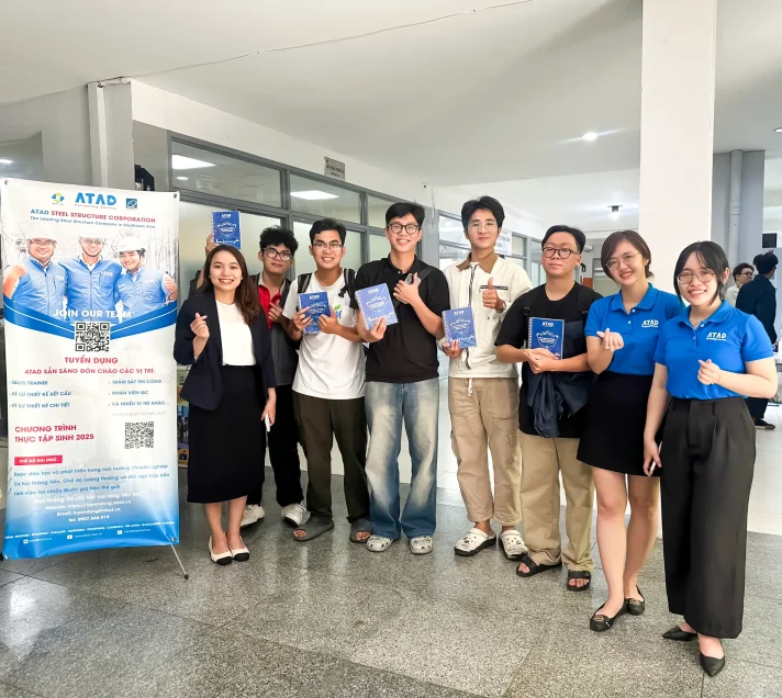 sinh-vien-hao-hung-nhan-qua-tu-atad