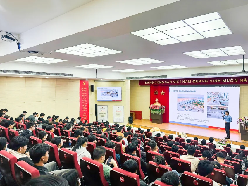 sinh-vien-lang-nghe-ve-san-bay-long-thanh-do-atad-thuc-hien