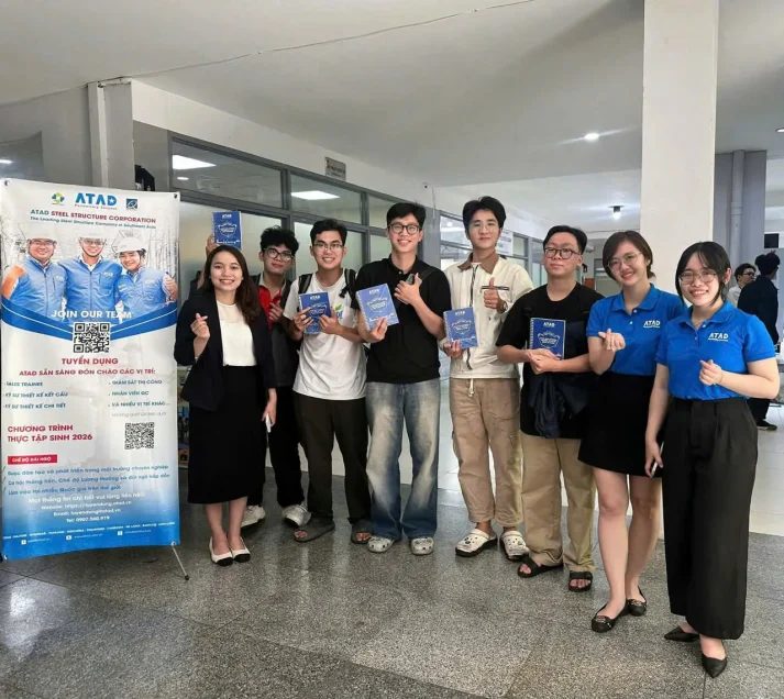 sinh-vien-hao-hung-nhan-qua-tu-atad