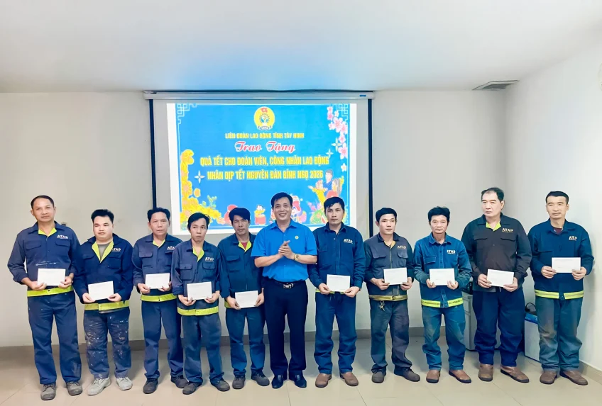 cac-phan-qua-tet-gui-den-cong-nhan-hoan-canh-kho-khan-cua-atad