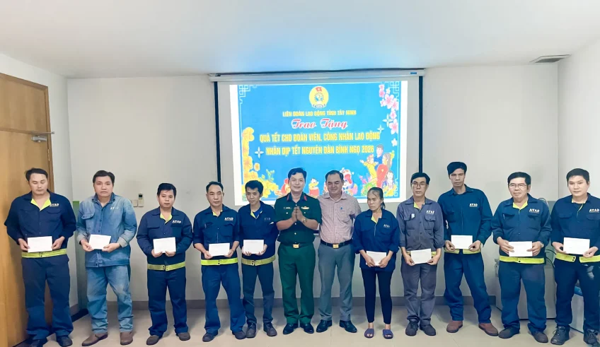 chuong-trinh-trao-qua-tet-cho-cong-nhan-atad