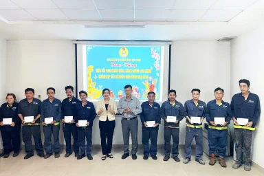 dai-dien-atad-trao-qua