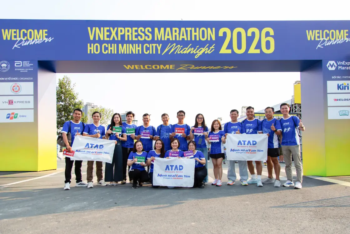 nhan-vien-atad-hao-hung-check-in-giai-chay-bo-vnexpress