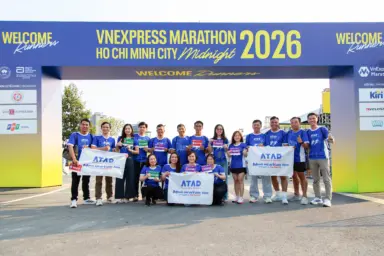 nhan-vien-atad-hao-hung-check-in-giai-chay-bo-vnexpress