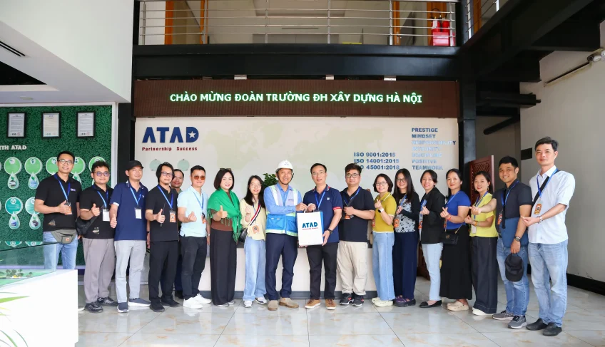 atad-trao-qua-luu-niem-cung-dai-hoc-xay-dung-ha-noi