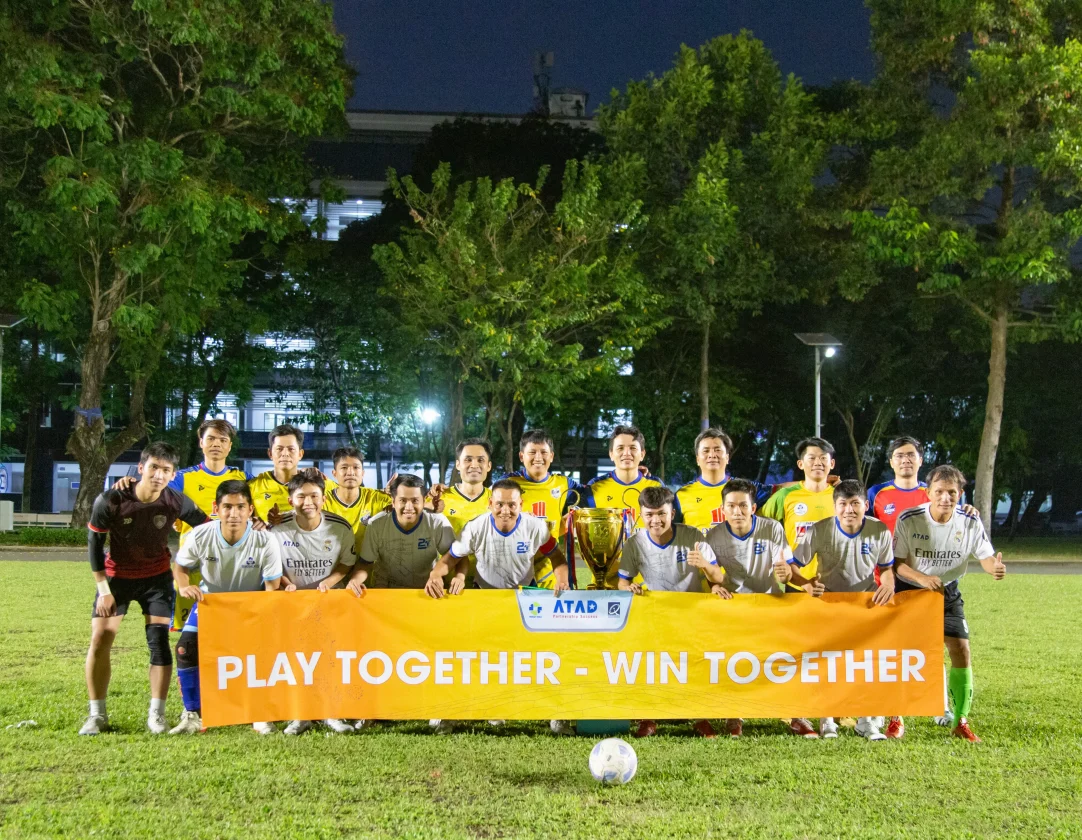 doi-bong-atad-chup-hinh-ky-niem-cung-doi-truong-dai-hoc-bach-khoa