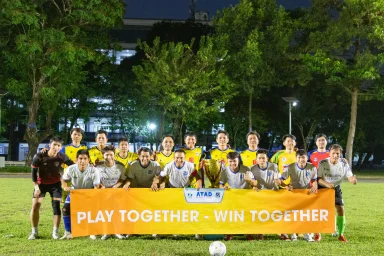 doi-bong-atad-chup-hinh-ky-niem-cung-doi-truong-dai-hoc-bach-khoa