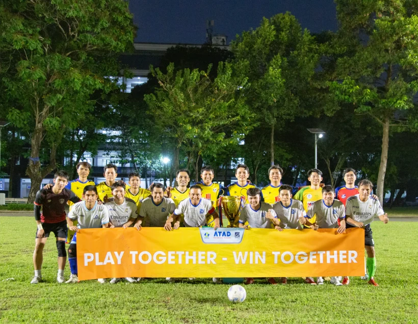 doi-bong-atad-chup-hinh-ky-niem-cung-doi-truong-dai-hoc-bach-khoa