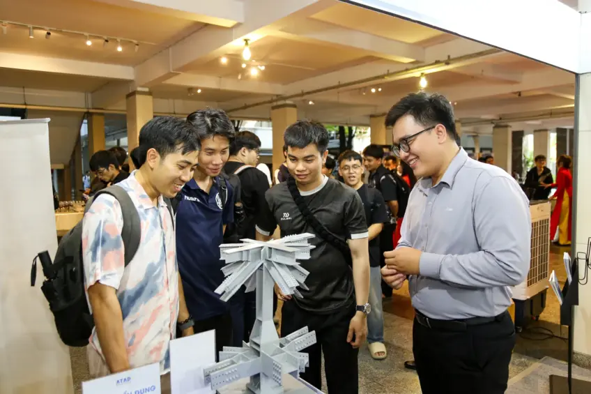 sinh-vien-truong-uah-ghe-tham-khu-trung-bay-cua-cong-ty-ket-cau-thep-atad