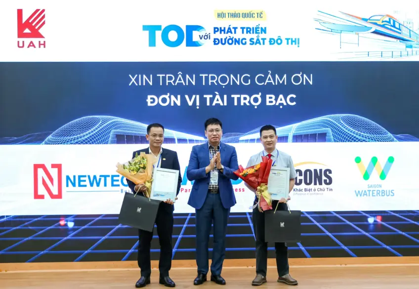 dai-dien-truong-uah-trao-hoa-cam-on-dai-dien-cong-ty-atad