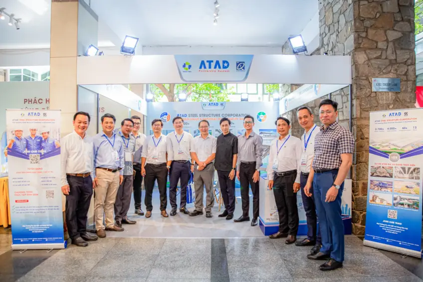 ban-lanh-dao-truong-uah-ghe-tham-quan-gian-hang-trung-bay-của-atad