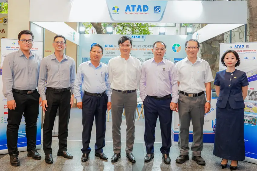 dai-dien-uah-chup-anh-luu-niem-tai-gian-hang-atad