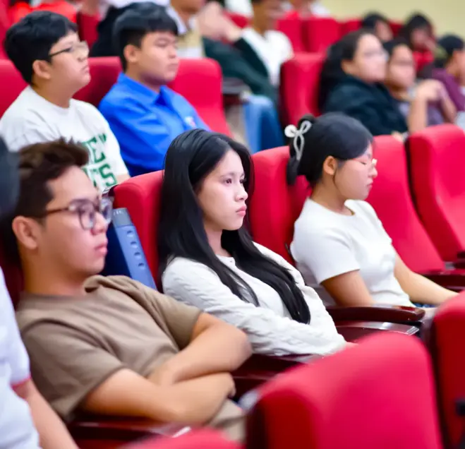 sinh-vien-tap-trung-theo-doi-trao-giai