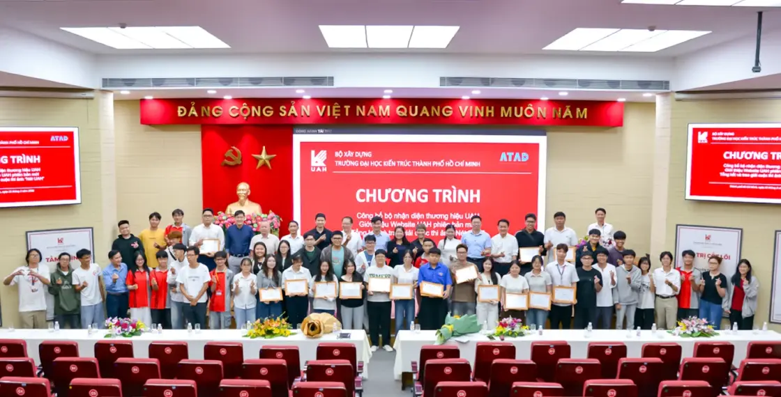 dai-dien-atad-trao-giai-thuong-net-uah-tai-truong-kien-truc