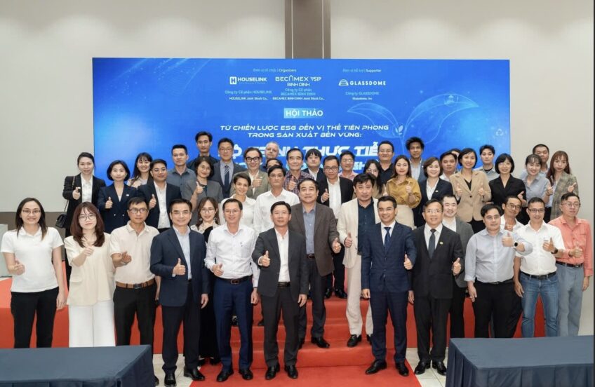 ប្រតិភូបានថតរូបអនុស្សាវរីយ៍ បន្ទាប់ពីសិក្ខាសាលាបានបញ្ចប់។