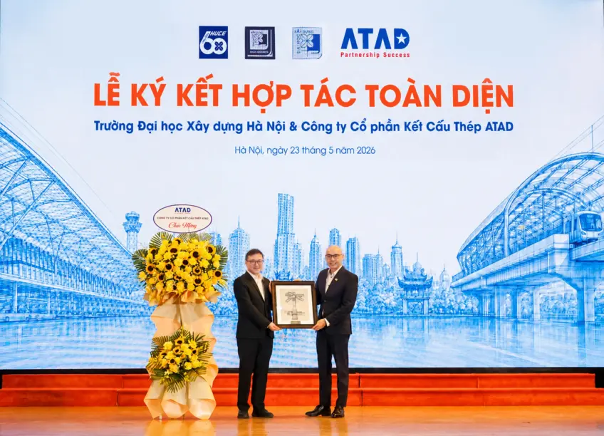 dai-dien-atad-trao-qua-luu-niem-cho-truong-dai-hoc-xay-dung-ha-noi